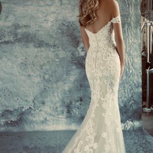 WEDDING GOWN NEVER WORN